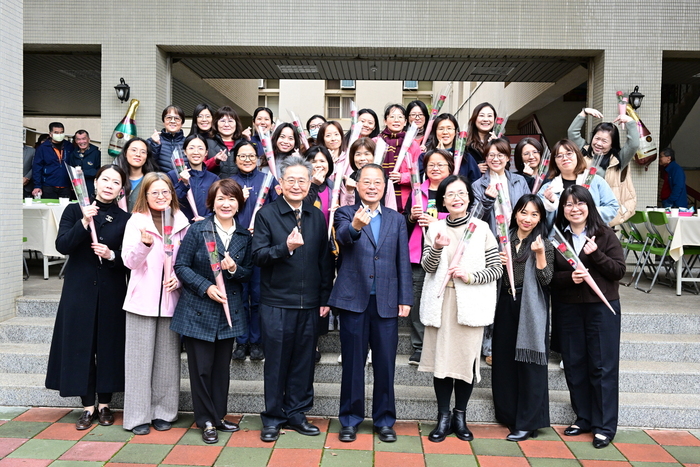 校長發送全校女性同仁禮品