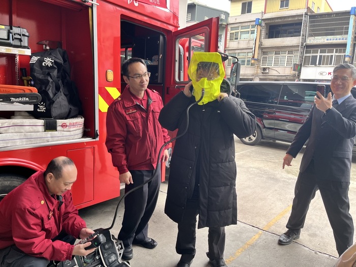 本校師長體驗「共生面罩」。