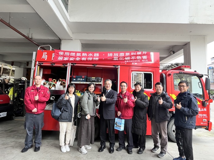 本校參訪師長與龜山分隊合影紀念。