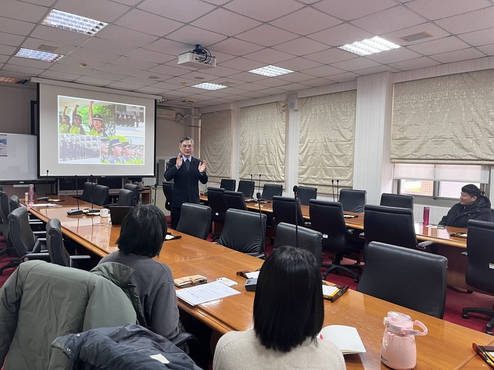 主任秘書講述「本校幹部養成教育架構與內涵及當前教育願景」。