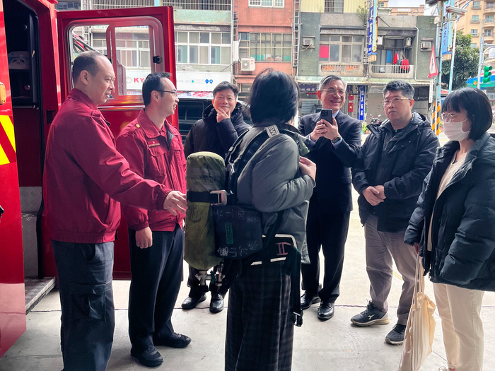 本校師長體驗穿戴消防人員應勤裝備。