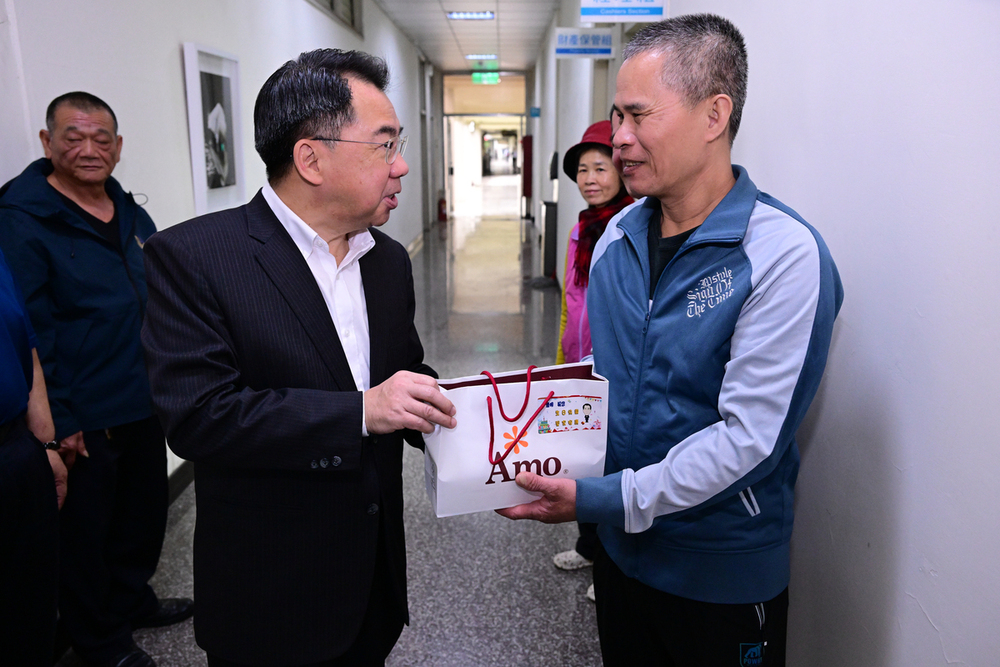 校長發送總務處壽星生日禮品