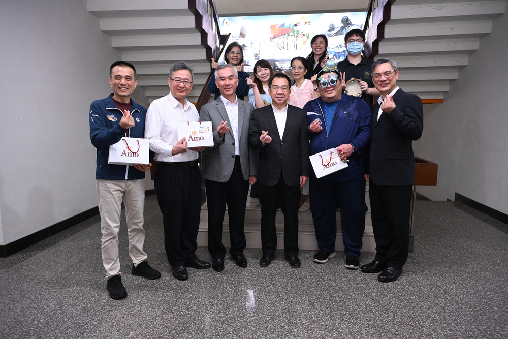 校長發送教務處壽星生日禮品並合照