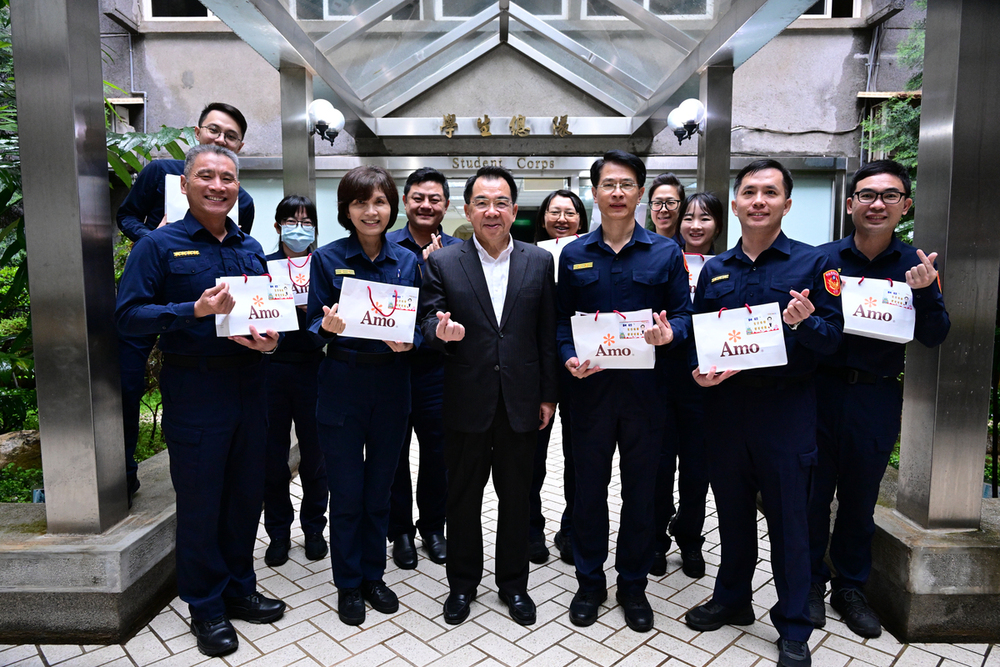 校長發送學生總隊壽星生日禮品