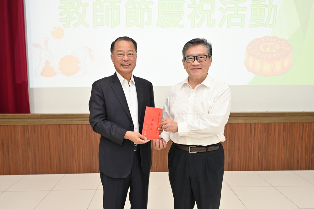 校長致贈主任秘書白崇彥資深優良教師獎勵