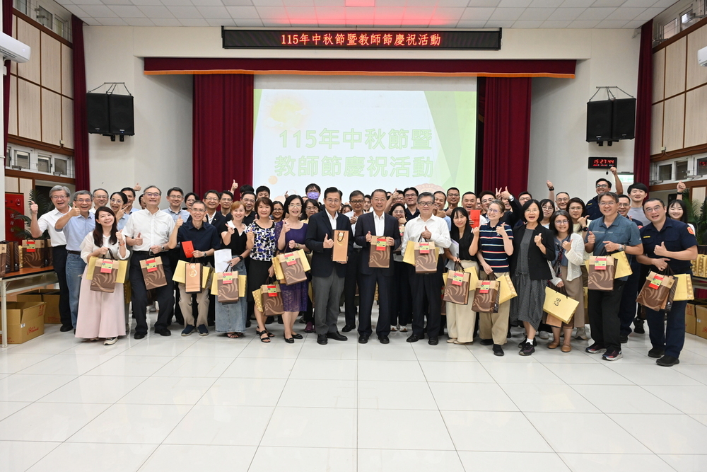 校長與全體同仁大合照