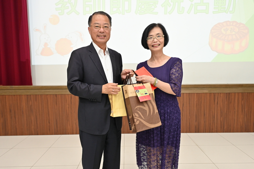 校長致贈警政管理學院院長黃翠紋禮品