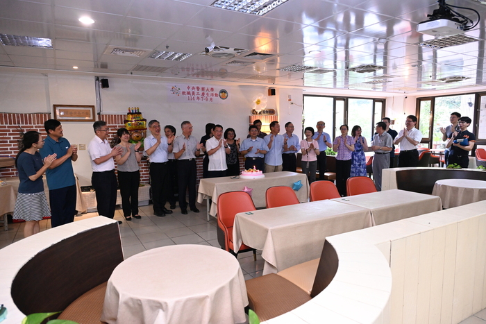 校長與壽星同仁一同歡唱生日快樂歌