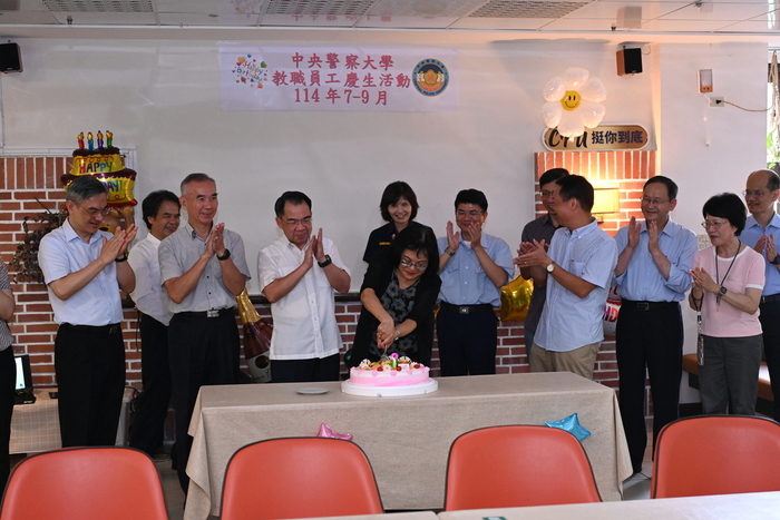 校長邀請行政管理系教授林麗珊一同切生日蛋糕