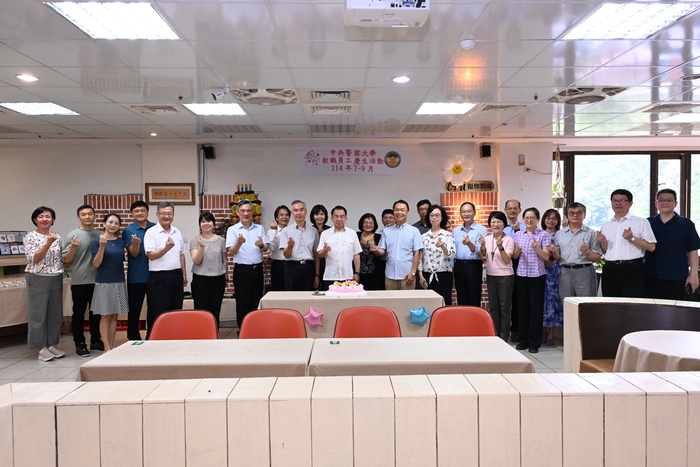 校長與壽星同仁比心同樂