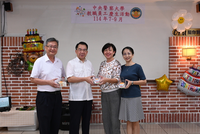 校長贈送教務處壽星禮盒跟祝福