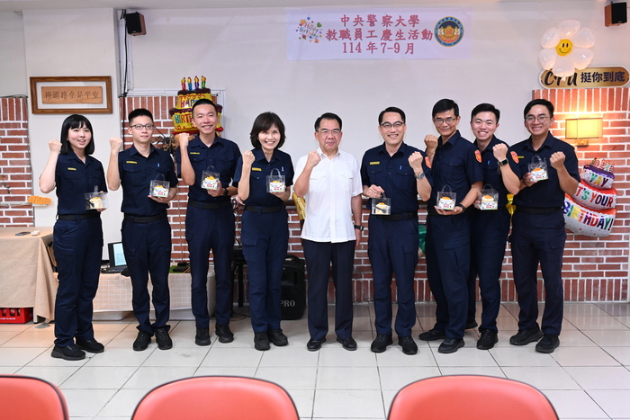 校長贈送學生總隊同仁禮盒跟祝福