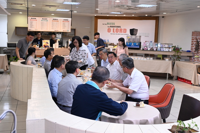 校長與單位主管開心交流