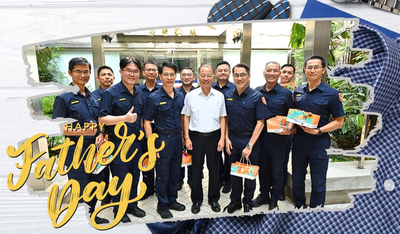 校長致贈學生總隊同仁父親節禮盒