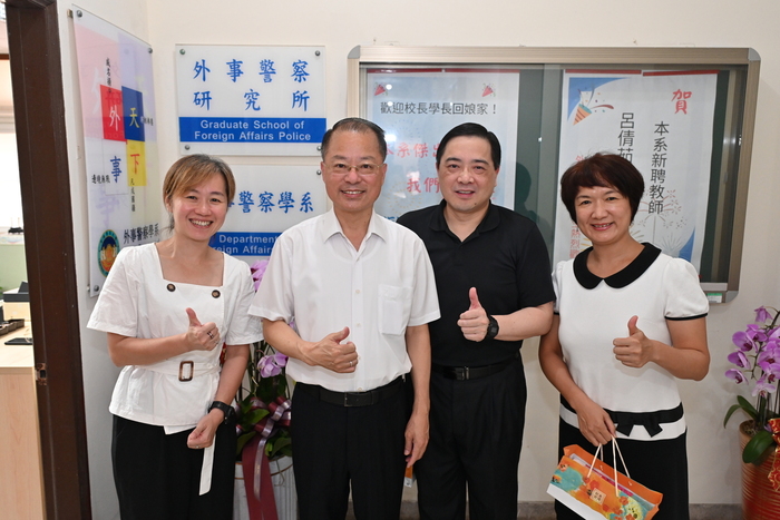 校長致贈外事系同仁父親節禮盒