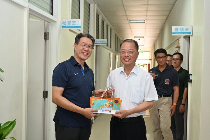 校長致贈秘書室同仁父親節禮盒