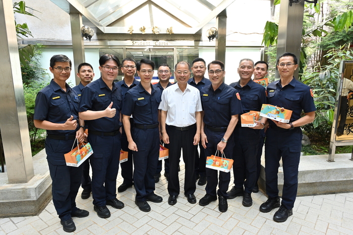 校長致贈學生總隊同仁父親節禮盒