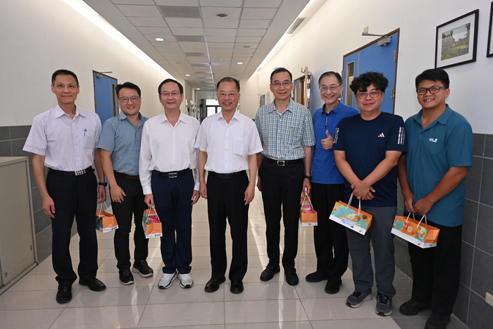 校長致贈鑑識系、交通系、消防系與刑事系同仁父親節禮盒