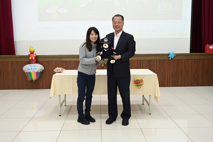 校長致贈人事室代理歐主任警察布偶熊