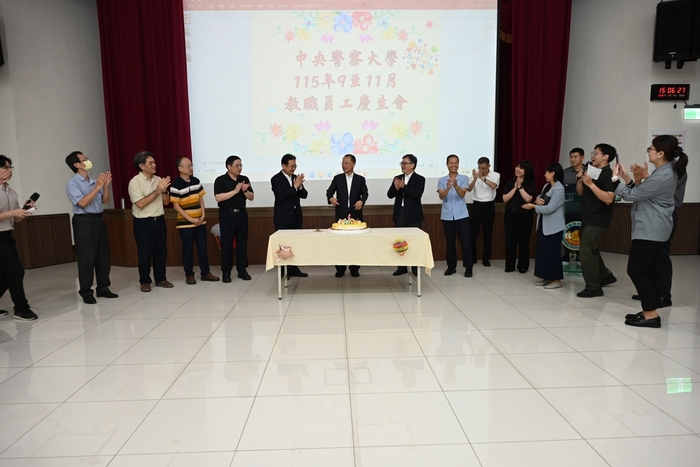 校長及全體當月壽星一同歡唱生日快樂歌