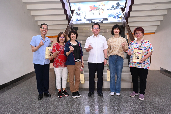 校長致贈總務處同仁母親節禮盒