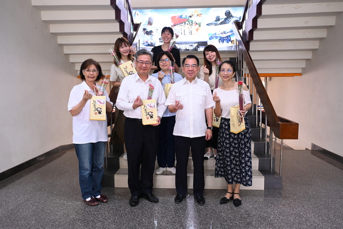 校長致贈教務處同仁母親節禮盒並合照