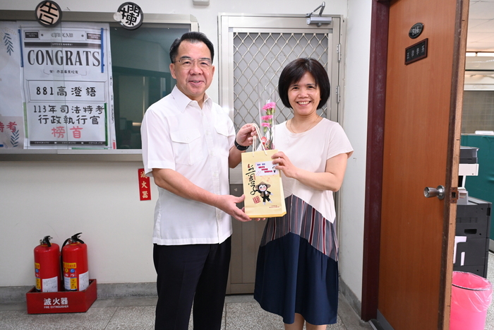 校長致贈同仁母親節禮盒