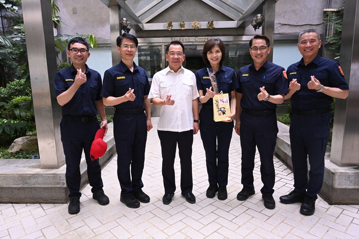 校長致贈學生總隊同仁母親節禮盒
