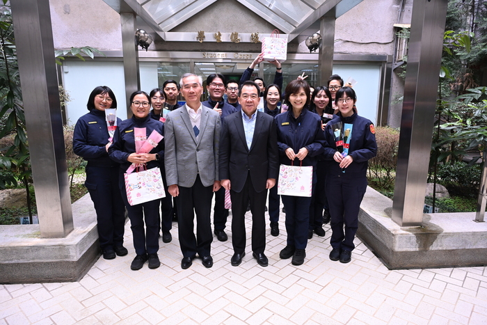 校長發送學生總隊女性同仁及壽星生日禮品