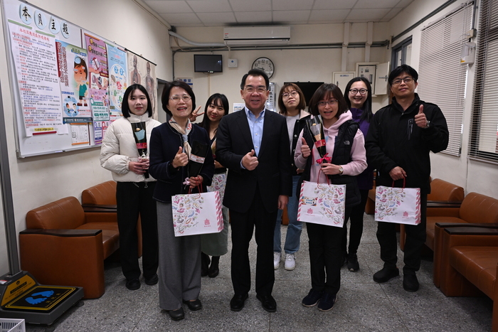 校長發送醫務室及防災所女性同仁及壽星生日禮品