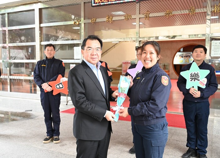 校長發送推廣中心女性同仁禮品並合照