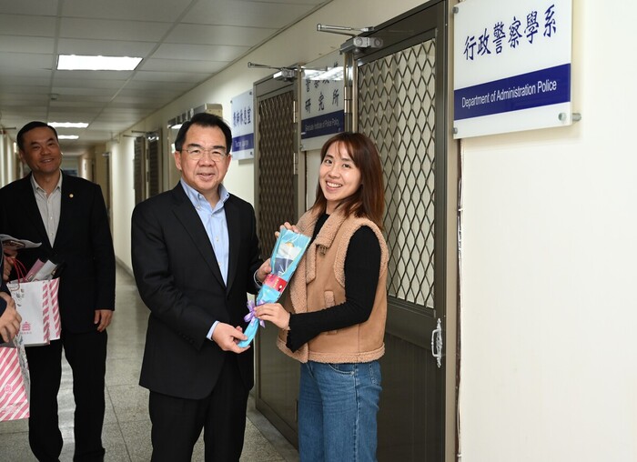 校長發送行政系女性同仁禮品