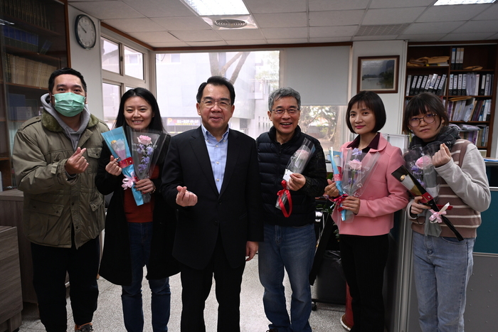 校長發送犯防系女性同仁及壽星生日禮品