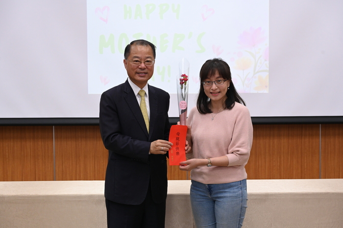 校長致贈防災所林貝珊老師母親節禮券及康乃馨